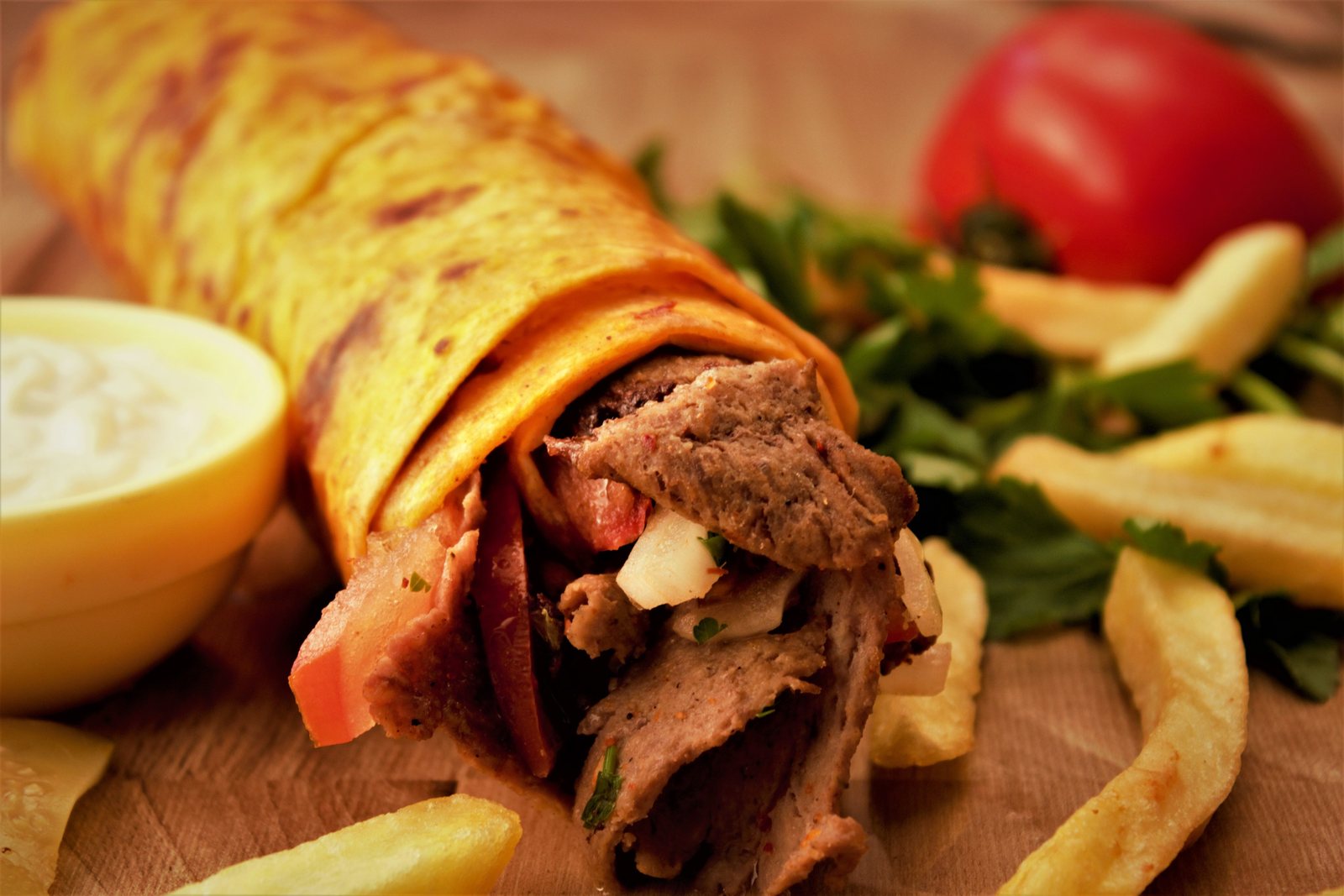 Frisch zubereiteter Döner mit Fleisch, Gemüse und Pommes